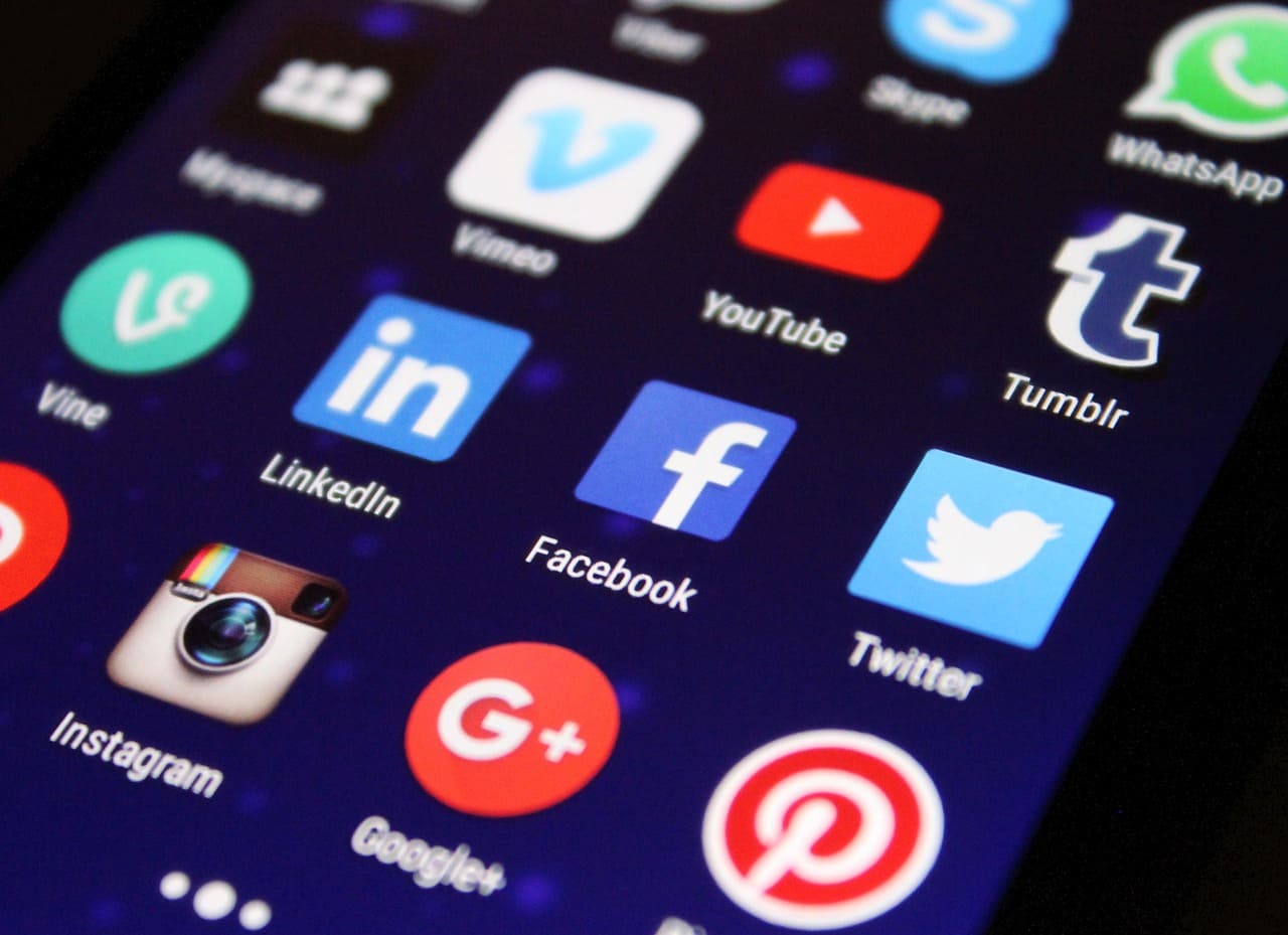 You are currently viewing Les dernières tendances réseaux sociaux 2025 que votre entreprise doit connaître